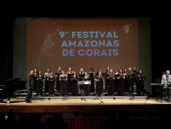 Coral da PGE-AM se apresenta durante 9º Festival Amazonas de Corais, encerrado no Teatro Amazonas